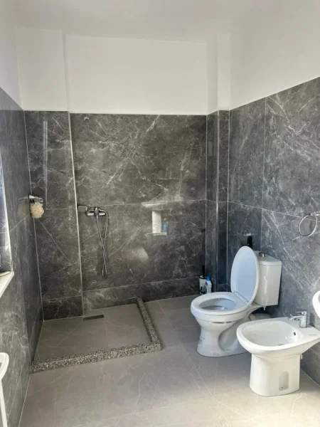 Durres, jepet me qera apartament 2+1+Aneks+Ballkon Kati 2, 110 m² 550 € (Mbrapa Gega Oil, Plazh)