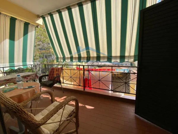 Tirane, jepet me qera apartament 3+1 Kati 4, 140 m² 750 € (Rruga e Kavajes , Prane Bllokut Ambasadave)