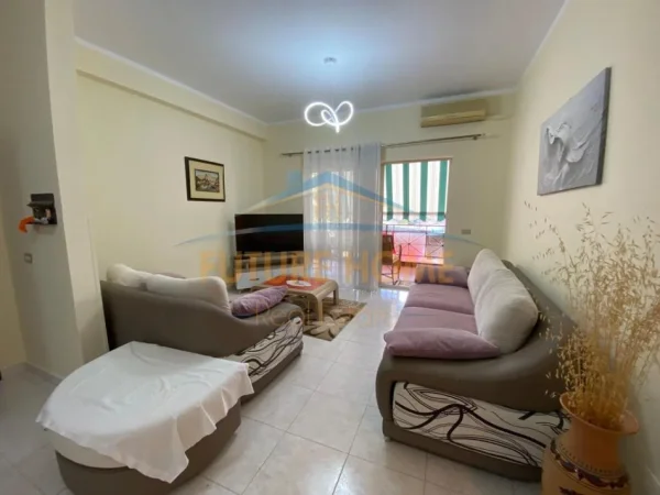 Tirane, jepet me qera apartament 3+1 Kati 4, 140 m² 750 € (Rruga e Kavajes , Prane Bllokut Ambasadave)