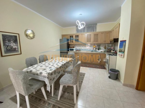 Tirane, jepet me qera apartament 3+1 Kati 4, 140 m² 750 € (Rruga e Kavajes , Prane Bllokut Ambasadave)