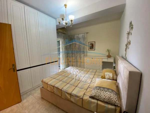 Tirane, jepet me qera apartament 3+1 Kati 4, 140 m² 750 € (Rruga e Kavajes , Prane Bllokut Ambasadave)