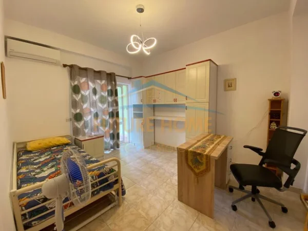 Tirane, jepet me qera apartament 3+1 Kati 4, 140 m² 750 € (Rruga e Kavajes , Prane Bllokut Ambasadave)