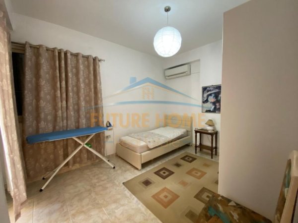 Tirane, jepet me qera apartament 3+1 Kati 4, 140 m² 750 € (Rruga e Kavajes , Prane Bllokut Ambasadave)
