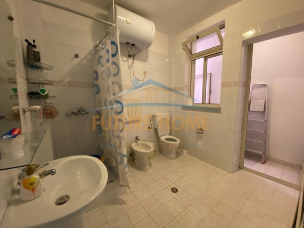 Tirane, jepet me qera apartament 3+1 Kati 4, 140 m² 750 € (Rruga e Kavajes , Prane Bllokut Ambasadave)