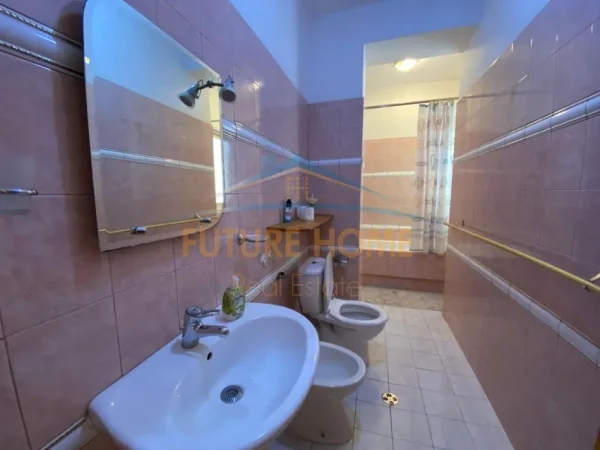 Tirane, jepet me qera apartament 3+1 Kati 4, 140 m² 750 € (Rruga e Kavajes , Prane Bllokut Ambasadave)
