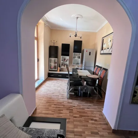 Tirane, jepet me qera apartament 1+1 Kati 5, 62 m² 600 € (blloku)