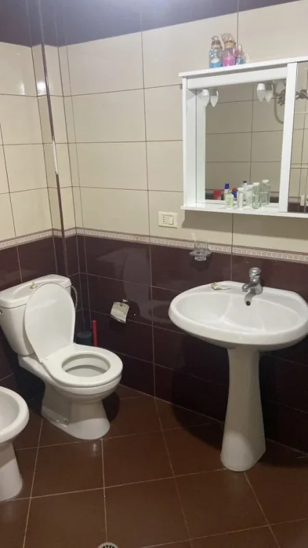 Tirane, jepet me qera apartament 1+1 Kati 5, 62 m² 600 € (blloku)