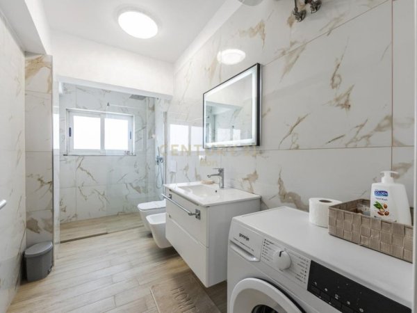 Durres, shitet apartament 2+1+Ballkon Kati 3, 90 m² 180.000 € (Rruga portit)