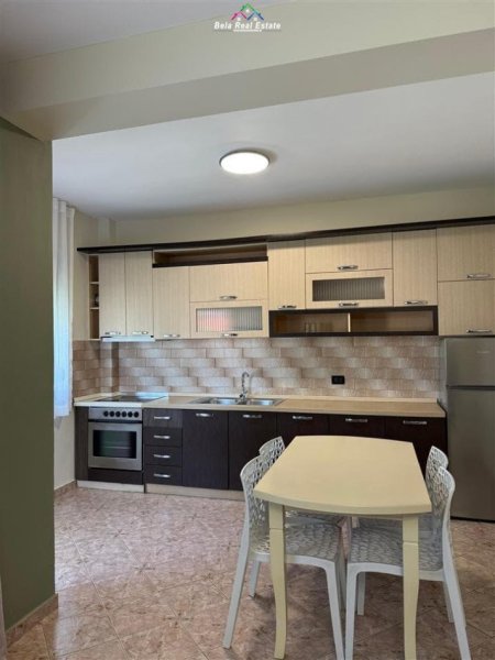 Tirane, jepet me qera Vile 2+1 Kati 3, 145 m² 550 € (kodra priftit)