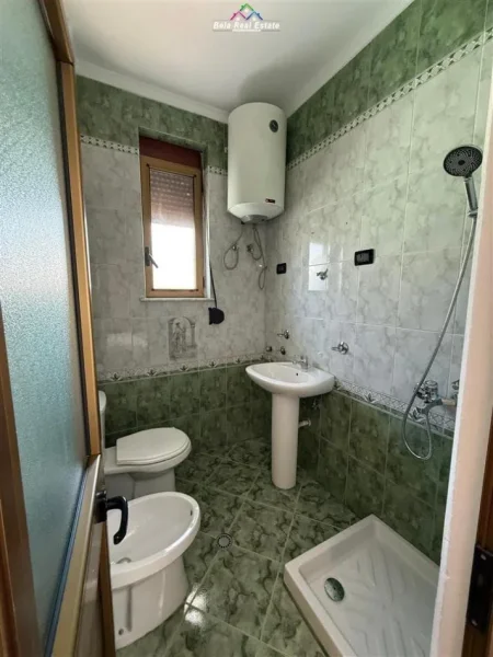Tirane, jepet me qera Vile 2+1 Kati 3, 145 m² 550 € (kodra priftit)