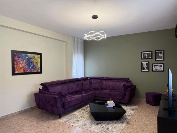Tirane, jepet me qera apartament 2+1 Kati 3, 146 m² 550 € (kodra priftit)