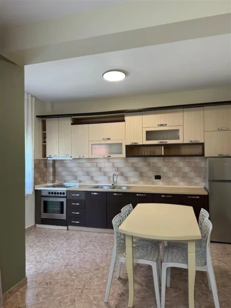 Tirane, jepet me qera apartament 2+1 Kati 3, 146 m² 550 € (kodra priftit)