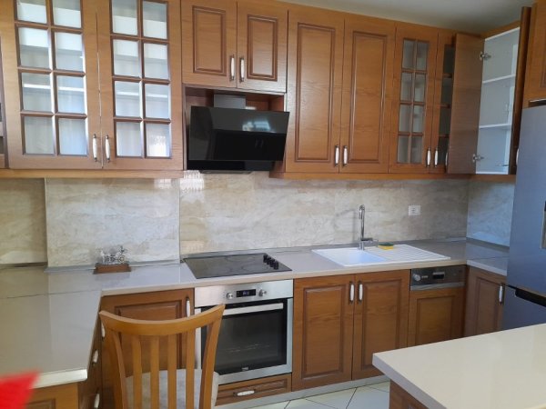 Tirane, jepet me qera apartament 2+1+Ballkon Kati 3, 88 m² 500 € 