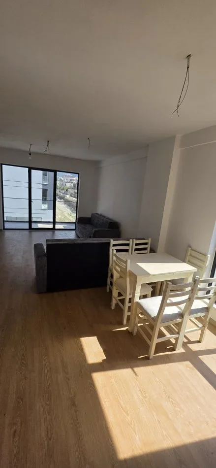 Tirane, jepet me qera apartament 2+1+Ballkon Kati 5, 135 m² 450 € (rruga 5 maji)