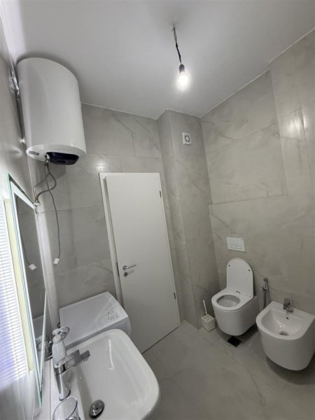 Tirane, jepet me qera apartament 1+1+Ballkon Kati 7, 67 m² 550 € (ALI DEMI KOMPLEKSI KADIU)