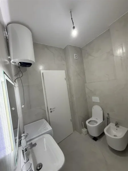 Tirane, jepet me qera apartament 1+1+Ballkon Kati 7, 67 m² 550 € (ALI DEMI KOMPLEKSI KADIU)