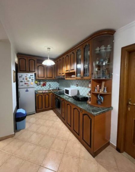 Tirane, jepet me qera apartament 2+1+Ballkon Kati 2, 85 m² 650 € 