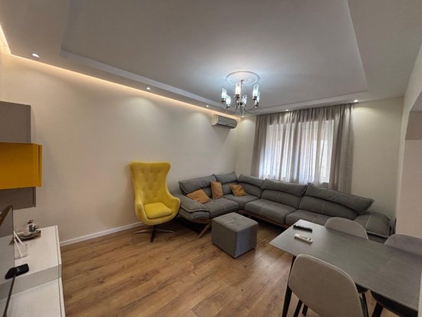 Tirane, jepet me qera apartament 2+1+Ballkon Kati 3, 90 m² 700 € 