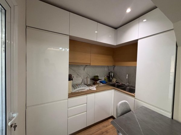 Tirane, jepet me qera apartament 2+1+Ballkon Kati 3, 90 m² 700 € 