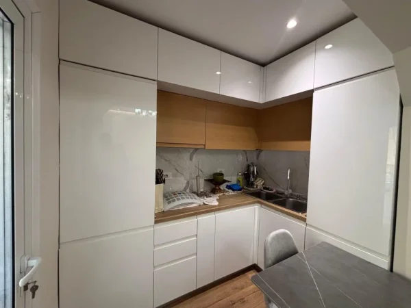 Tirane, jepet me qera apartament 2+1+Ballkon Kati 3, 90 m² 700 € 