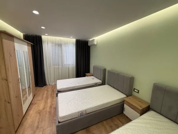 Tirane, jepet me qera apartament 2+1+Ballkon Kati 3, 90 m² 700 € 