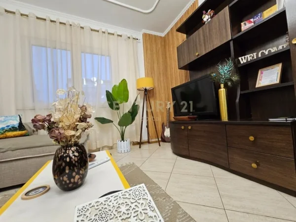 Tirane, jepet me qera apartament 1+1 Kati 10, 52 m² 600 € (Stacioni Trenit)
