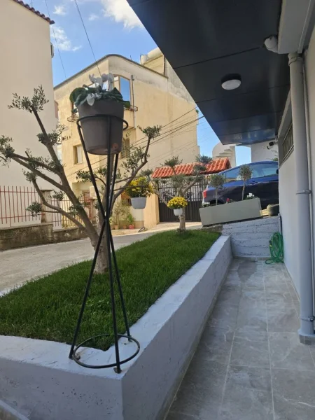 Tirane, jepet me qera apartament 1+1 Kati 1, 30 m² 310 € (Dalip topi)