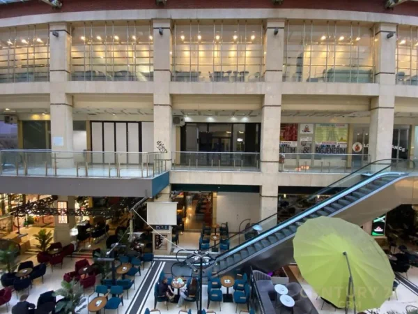 Tirane, jepet me qera ambjent biznesi Kati 3, 106 m² 1.000 € (Galeria)