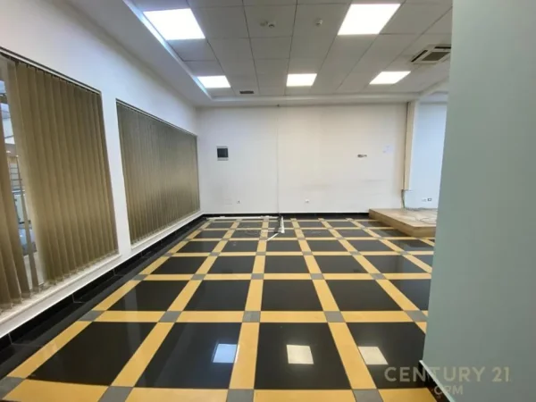Tirane, jepet me qera ambjent biznesi Kati 3, 106 m² 1.000 € (Galeria)