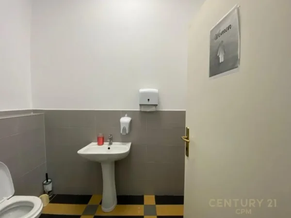 Tirane, jepet me qera ambjent biznesi Kati 3, 106 m² 1.000 € (Galeria)