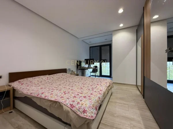 Tirane, jepet me qera apartament 2+1+Ballkon Kati 1, 107 m² 950 € (La Panoram Luxury-Villa, pranë Select Hill)