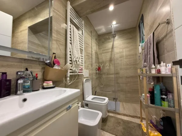 Tirane, jepet me qera apartament 2+1+Ballkon Kati 1, 107 m² 950 € (La Panoram Luxury-Villa, pranë Select Hill)