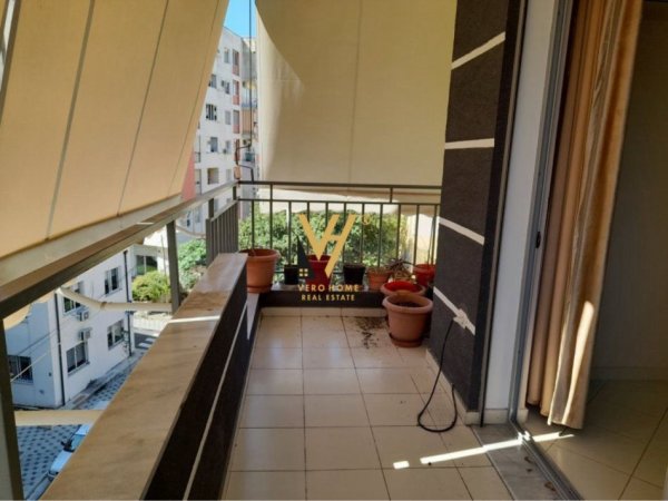 Tirane, jepet me qera apartament 2+1+Ballkon Kati 3, 90 m² 500 € (FRESK)