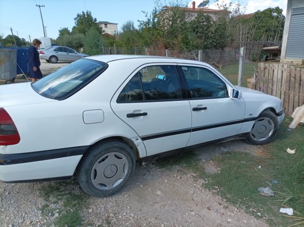 Lushnje, shitet makine Nafte, e bardhë manuale 2.000 €