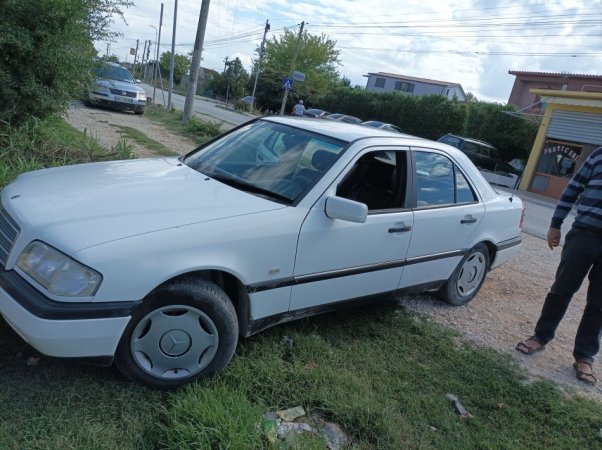 Lushnje, shitet makine Nafte, e bardhë manuale 2.000 €