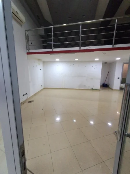 Tirane, jepet me qera dyqan Kati 0, 44 m² 500 € 