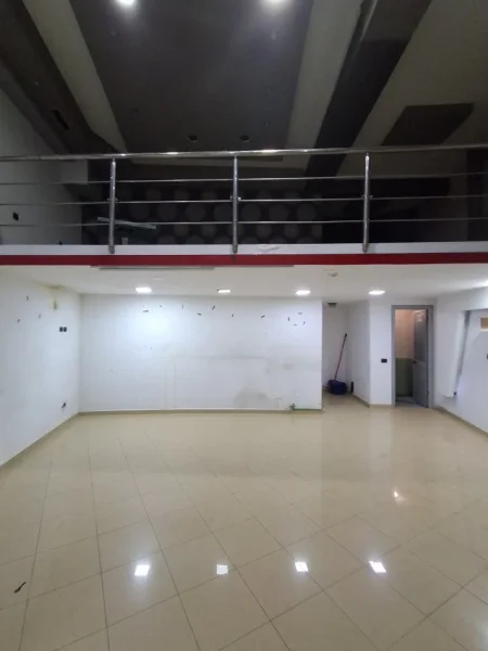 Tirane, jepet me qera dyqan Kati 0, 44 m² 500 € 