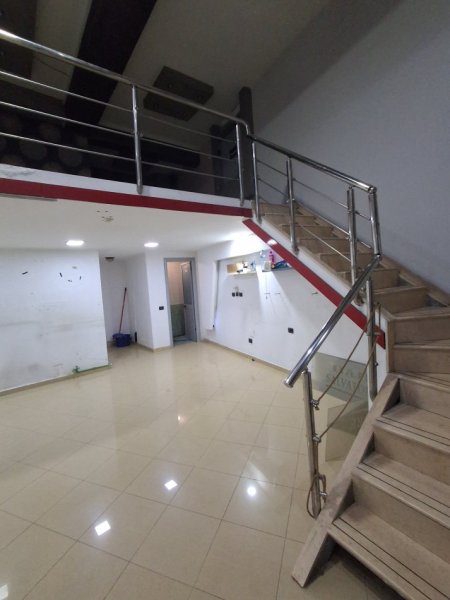 Tirane, jepet me qera dyqan Kati 0, 44 m² 500 € 