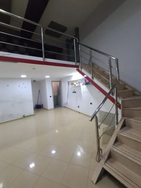 Tirane, jepet me qera dyqan Kati 0, 44 m² 500 € 