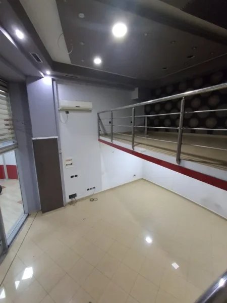 Tirane, jepet me qera dyqan Kati 0, 44 m² 500 € 