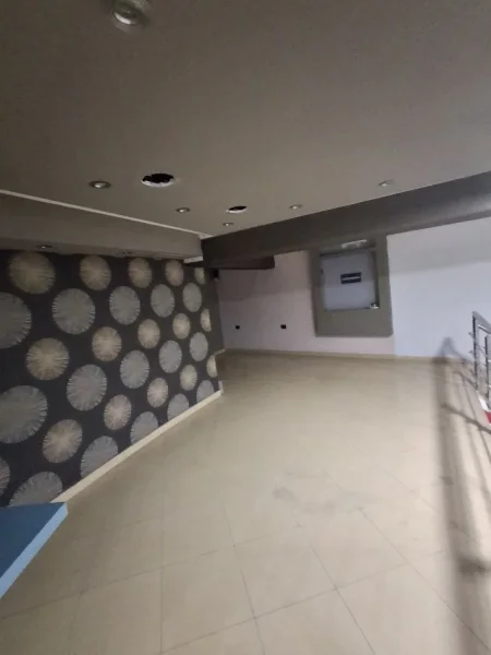 Tirane, jepet me qera dyqan Kati 0, 44 m² 500 € 