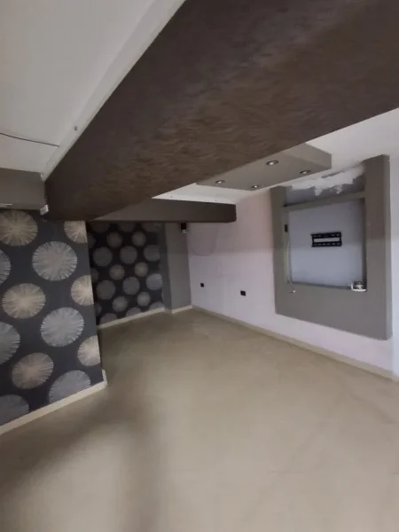 Tirane, jepet me qera dyqan Kati 0, 44 m² 500 € 