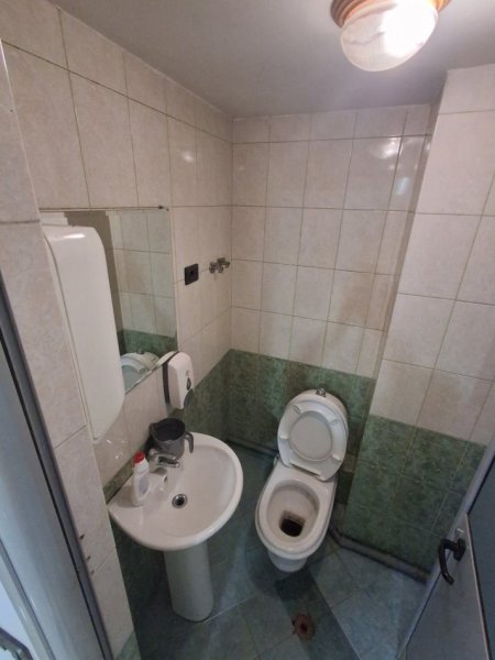 Tirane, jepet me qera dyqan Kati 0, 44 m² 500 € 