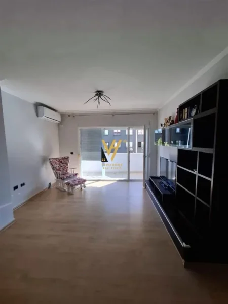 Tirane, jepet me qera apartament 1+1+Ballkon Kati 3, 85 m² 900 € (BLLOK)
