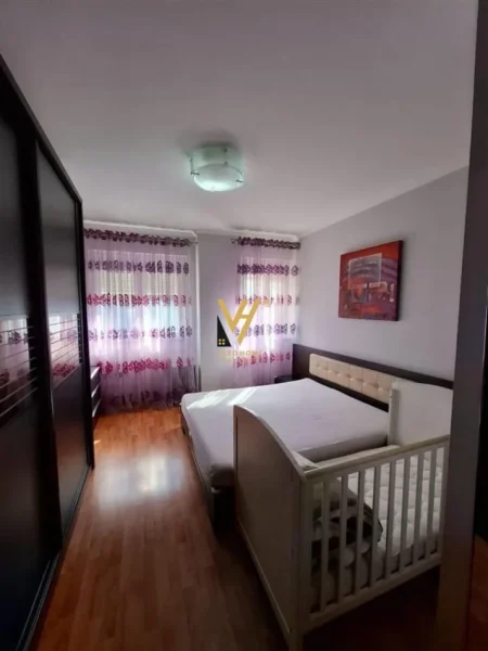 Tirane, jepet me qera apartament 1+1+Ballkon Kati 3, 85 m² 900 € (BLLOK)