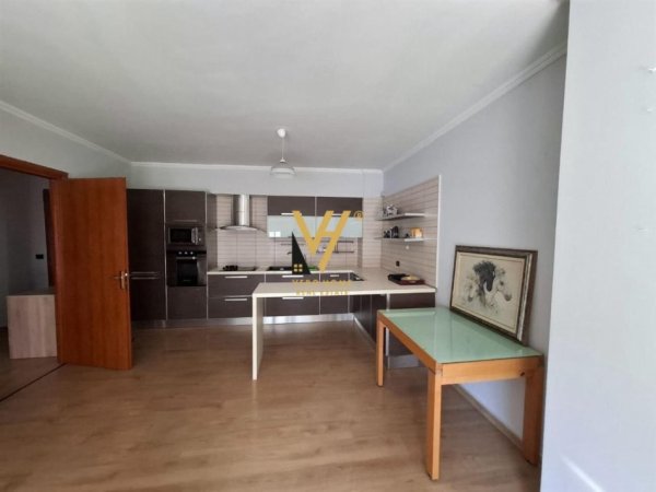 Tirane, jepet me qera apartament 1+1+Ballkon Kati 3, 85 m² 900 € (BLLOK)