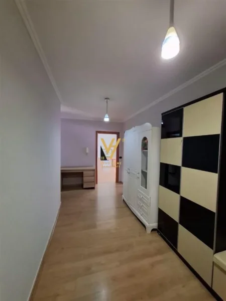 Tirane, jepet me qera apartament 1+1+Ballkon Kati 3, 85 m² 900 € (BLLOK)