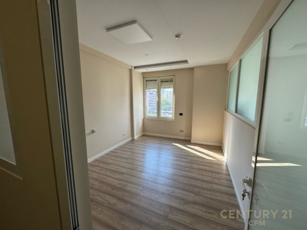 Tirane, jepet me qera ambjent biznesi Kati 6, 215 m² 4.500 € 
