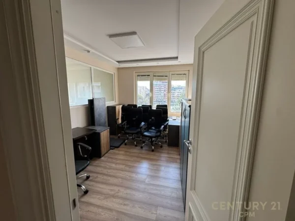 Tirane, jepet me qera ambjent biznesi Kati 6, 215 m² 4.500 € 