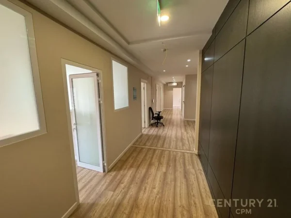 Tirane, jepet me qera ambjent biznesi Kati 6, 215 m² 4.500 € 